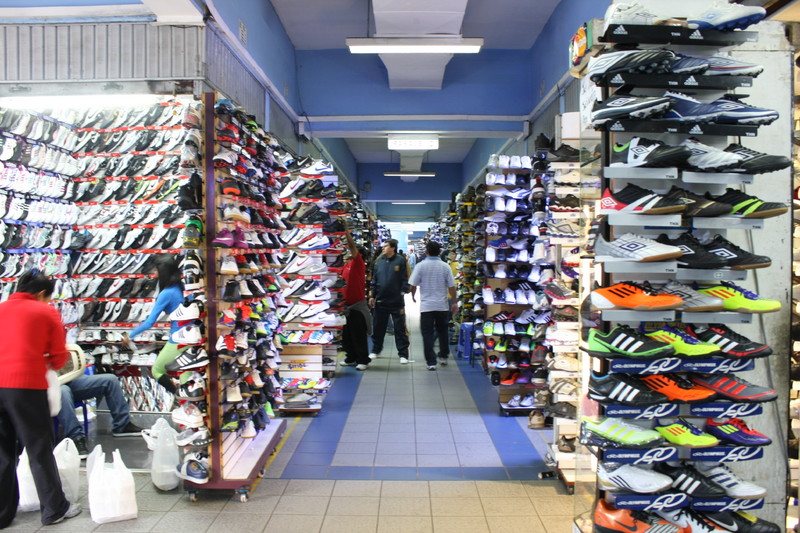 Interior del Centro Comercial Polvos Azules de Lima