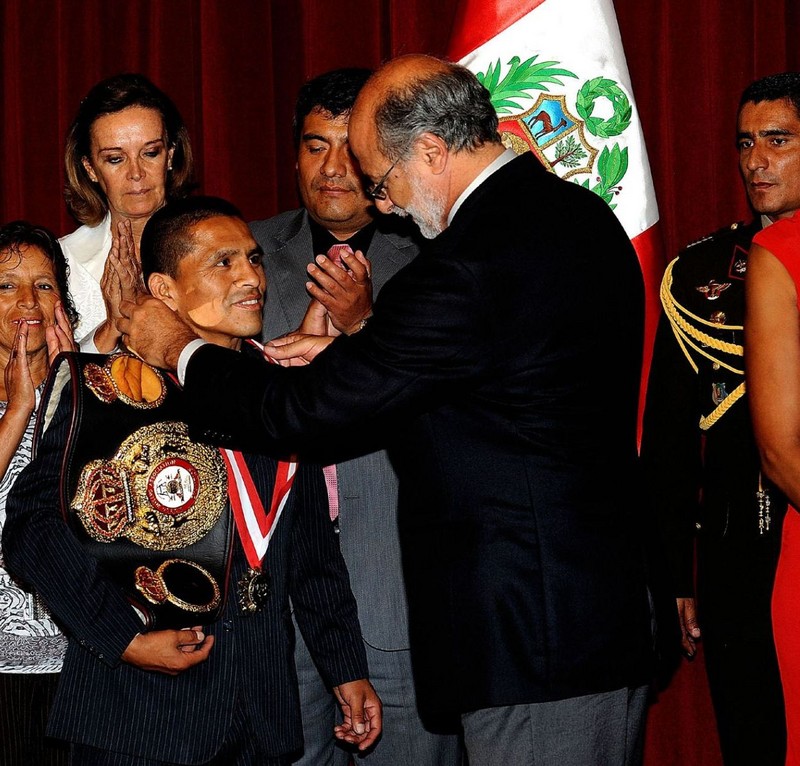 Presidente del Congreso, Daniel Abugattás, entregó la medalla de Honor al Mérito deportivo al boxeador Alberto Rossel Contreras