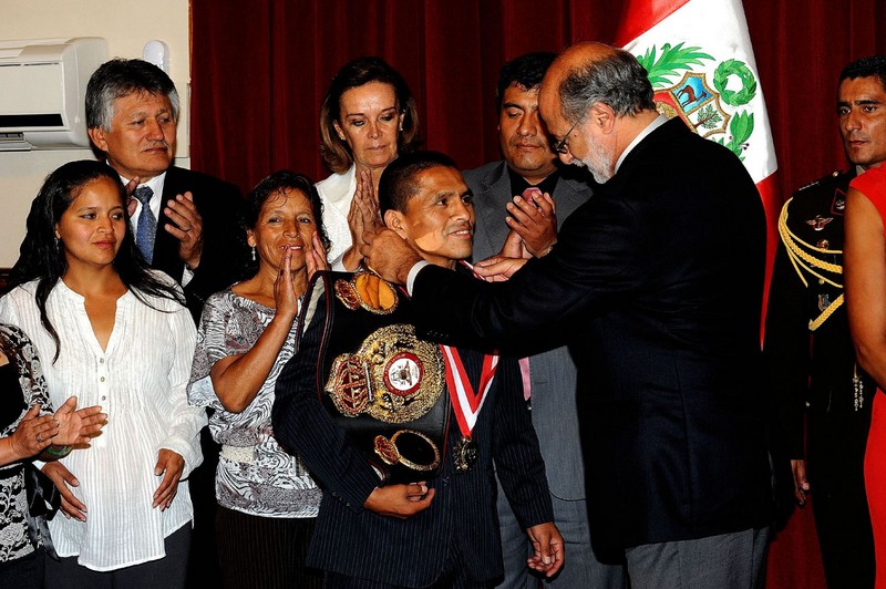 Presidente del Congreso, Daniel Abugattás, entregó la medalla de Honor al Mérito deportivo al boxeador Alberto Rossel Contreras