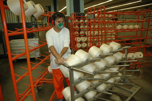 Trabajadores textiles en una d las textileras del distrirto de Santa Anita