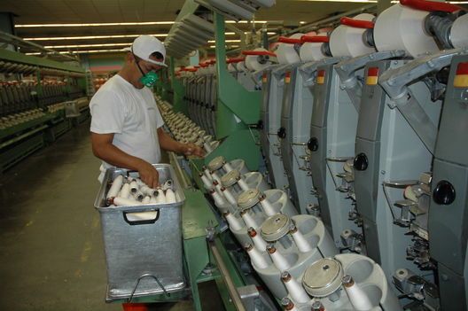 Trabajadores textiles en una d las textileras del distrirto de Santa Anita