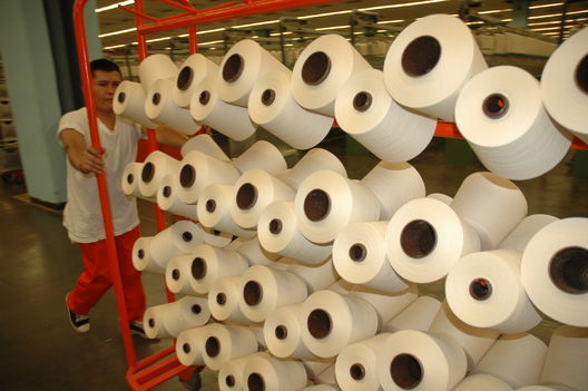 Trabajadores textiles en una d las textileras del distrirto de Santa Anita