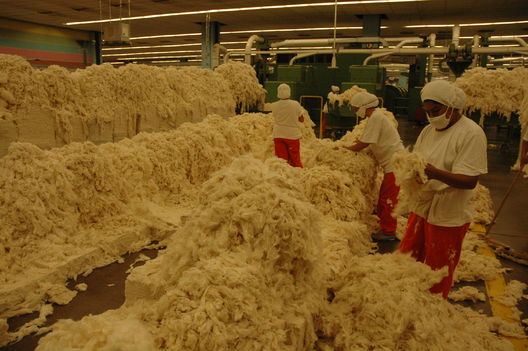 Trabajadores textiles en una d las textileras del distrirto de Santa Anita