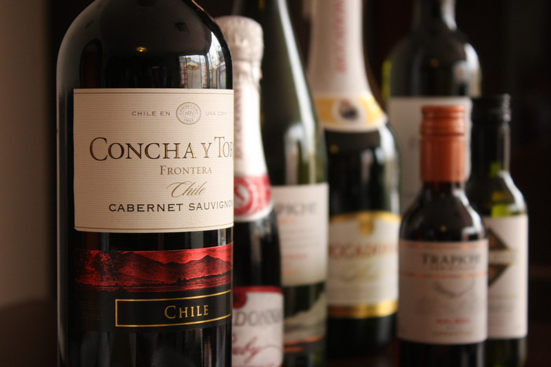 La producción de vinos peruanos y cultivo de viñas en grandes extensiones de tierra se realiza dentro de los departamentos de Ica