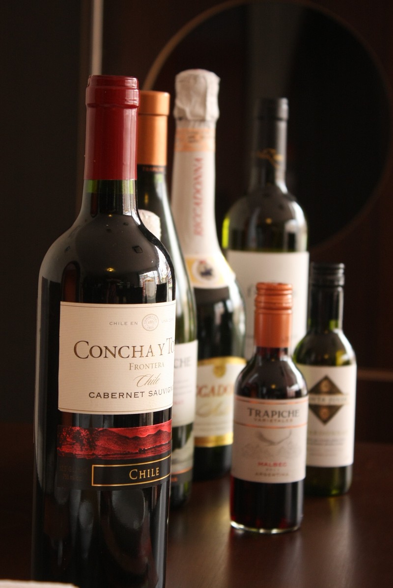 La producción de vinos peruanos y cultivo de viñas en grandes extensiones de tierra se realiza dentro de los departamentos de Ica