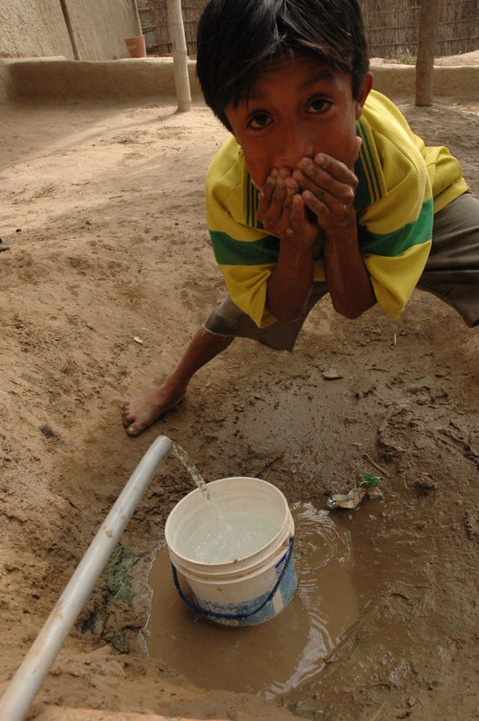 Niños bebiendo agua, lo que hace la sed