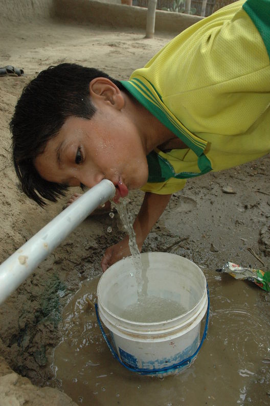 Niños bebiendo agua, lo que hace la sed