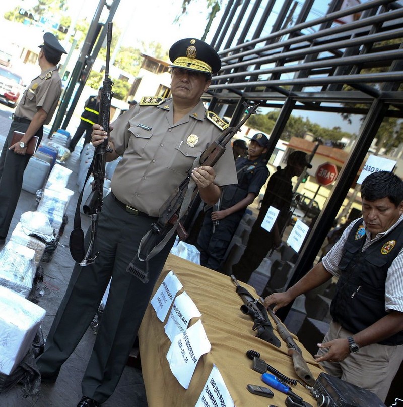 La Dirección Antidrogas de la Policía Nacional presentó más de una tonelada de droga y armamento incautado en operativos recientes
