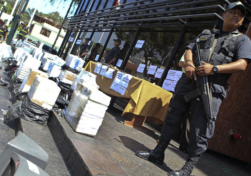 La Dirección Antidrogas de la Policía Nacional presentó más de una tonelada de droga y armamento incautado en operativos recientes