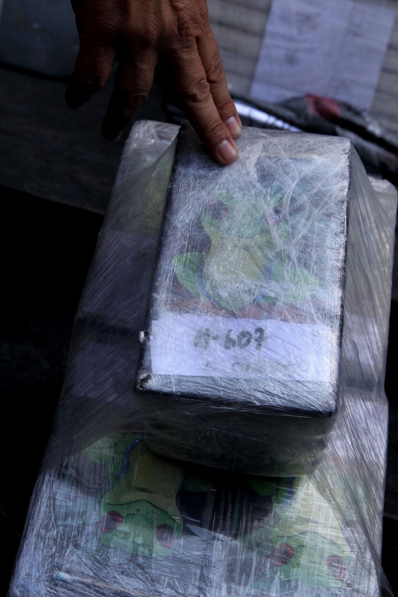 La Dirección Antidrogas de la Policía Nacional presentó más de una tonelada de droga y armamento incautado en operativos recientes