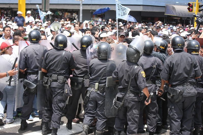 Una gran labor cumplen los efectivos de la policía rompe manifestaciones que imponen el orden público en las calles de Lima