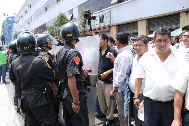 Una gran labor cumplen los efectivos de la policía rompe manifestaciones que imponen el orden público en las calles de Lima