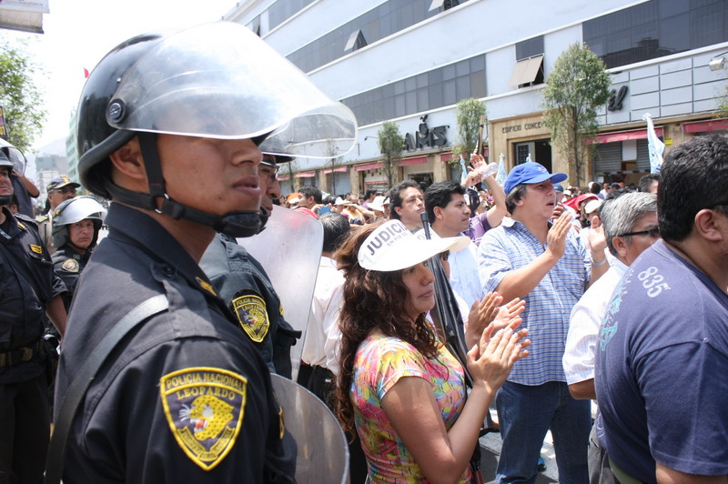 Una gran labor cumplen los efectivos de la policía rompe manifestaciones que imponen el orden público en las calles de Lima