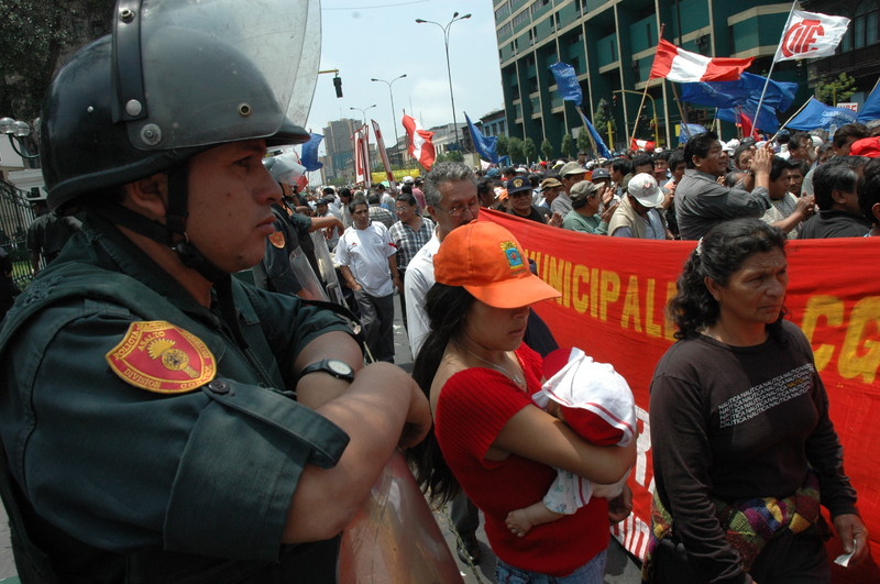 Grupo de manifestantes de la C.G.T.P durante una multitudinaria marcha que pretendía llegar al Congreso de la República