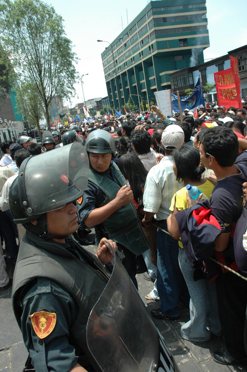 Grupo de manifestantes de la C.G.T.P durante una multitudinaria marcha que pretendía llegar al Congreso de la República