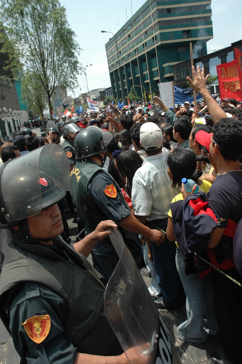 Grupo de manifestantes de la C.G.T.P durante una multitudinaria marcha que pretendía llegar al Congreso de la República