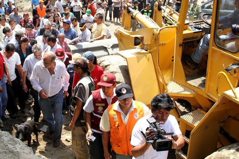 El presidente del Congreso, Daniel Abugattás Majluf, también encabezó un recorrido por las zonas altas de Chosica con el fin de inspeccionar los trabajos de remoción de escombros