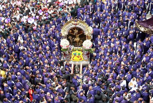 El Señor de los Milagros en el centro de Lima, la primera vez que salió a las calles este 2011