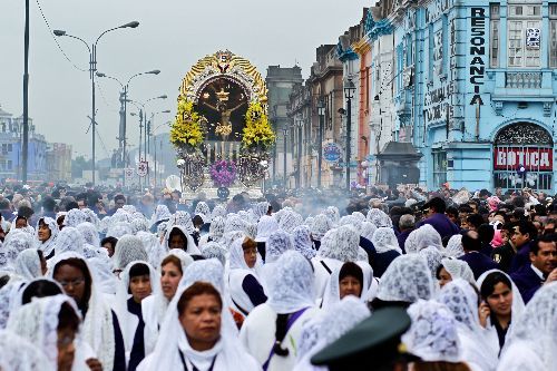 El Señor de los Milagros en el centro de Lima, la primera vez que salió a las calles este 2011