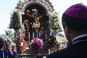 El Señor de los Milagros en el centro de Lima, la primera vez que salió a las calles este 2011