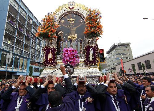 El Señor de los Milagros en el centro de Lima, la primera vez que salió a las calles este 2011