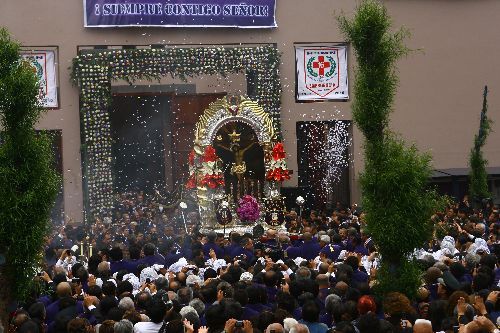 El Señor de los Milagros en el centro de Lima, la primera vez que salió a las calles este 2011