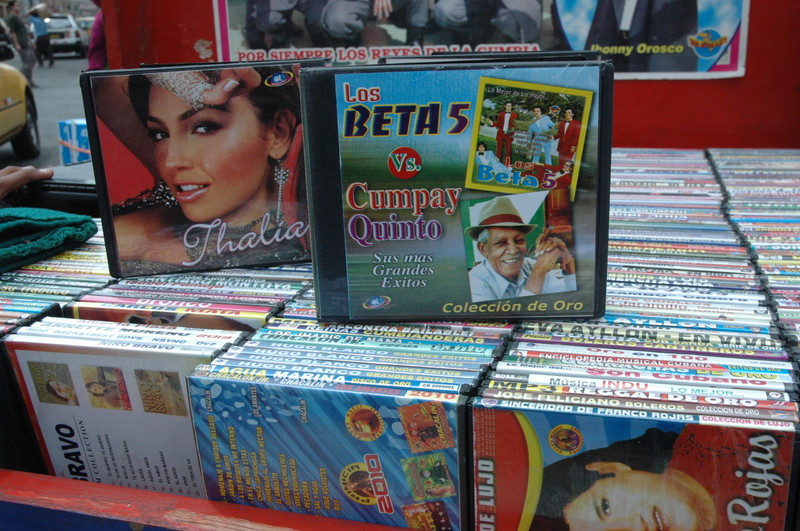 Los ambulantes que ofrecen discos piratas han proliferado en la ciudad