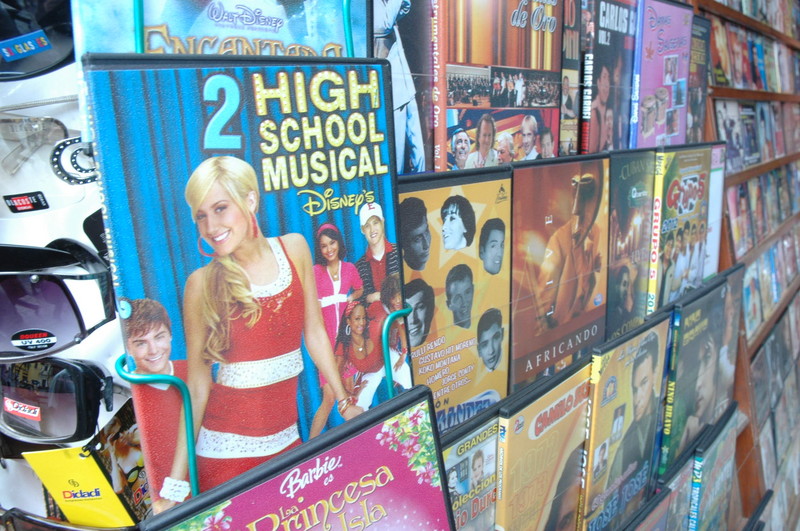 Los ambulantes que ofrecen discos piratas han proliferado en la ciudad