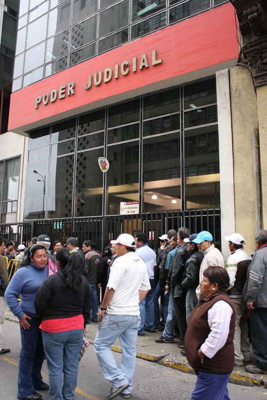 Las colas en el Poder Judicial en plena avenida Abancay en el centro de Lima