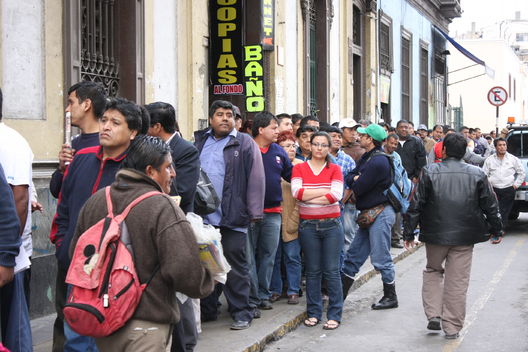 Las colas en el Poder Judicial en plena avenida Abancay en el centro de Lima