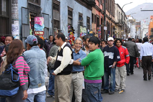 Las colas en el Poder Judicial en plena avenida Abancay en el centro de Lima