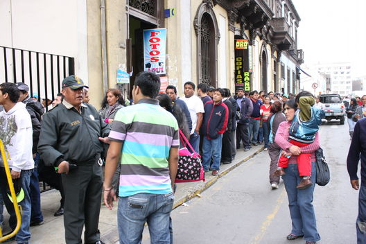 Las colas en el Poder Judicial en plena avenida Abancay en el centro de Lima