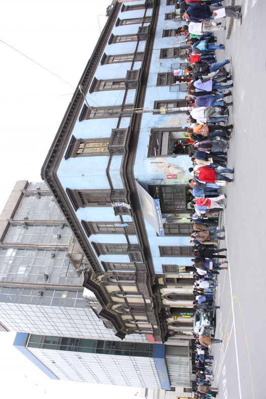 Las colas en el Poder Judicial en plena avenida Abancay en el centro de Lima