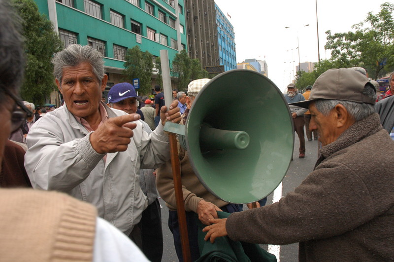 La contaminación sonora producida por el ruido de los vehículos es el factor que más molestias causa a la población urbana de Lima
