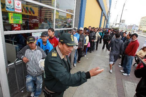 Venta de entradas para el partido entre Perú y Paraguay, la gente y las ingterminables colas