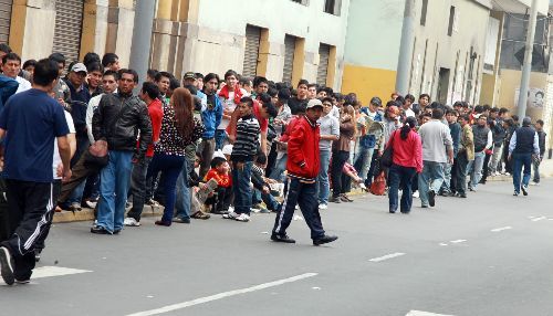 Venta de entradas para el partido entre Perú y Paraguay, la gente y las ingterminables colas