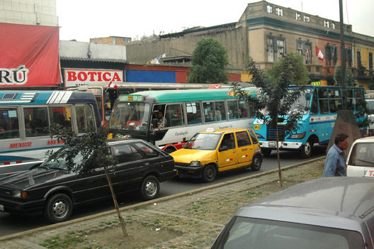 Pistas Rotas en el Distrito de la Victoria