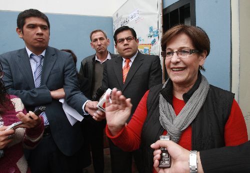 Susana Villarán en un módulo de atención médica en el distrito del Rimac