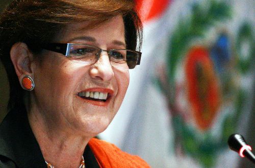 Susana Villarán en un módulo de atención médica en el distrito del Rimac