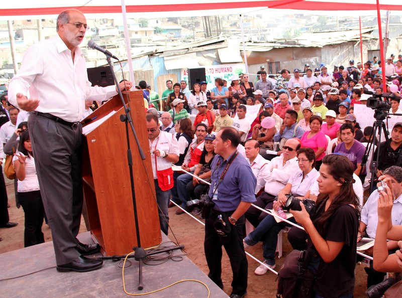 Presidente del Congreso, Daniel Abugattás, realizó una audiencia pública en el AA.HH Nueva Rinconada en San Juan de Miraflores