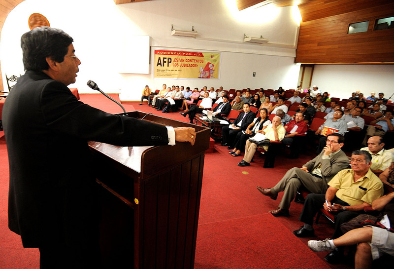 Congresista Jaime Delgado expone problemas de jubilación privada en el auditorio José Faustino Sánchez Carrión del Congreso