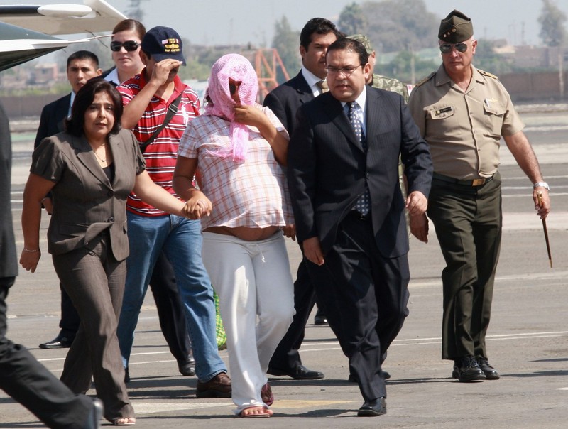 Ministro de Defensa, Alberto Otárola, y la titular de la Mujer, Ana Jara, reciben a joven embarazada que huyo de cautiverio terrorista