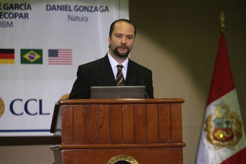 El Viceministro de Comercio Exterior, Carlos Posada, en el marco de una conferencia