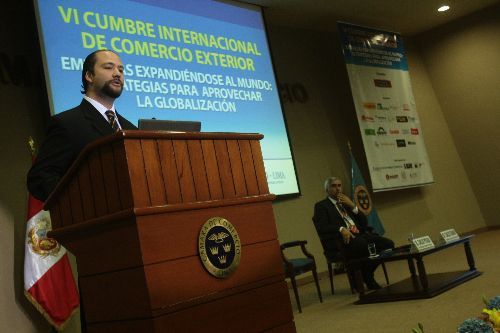 El Viceministro de Comercio Exterior, Carlos Posada, en el marco de una conferencia