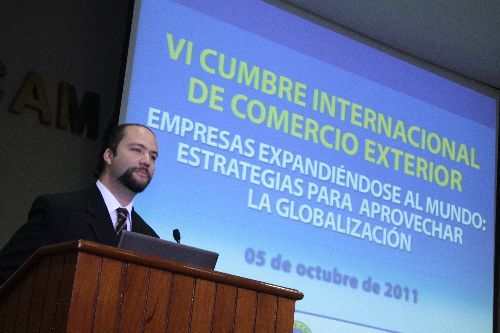 El Viceministro de Comercio Exterior, Carlos Posada, en el marco de una conferencia