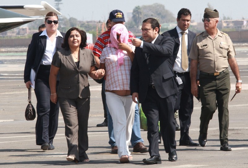 Ministro de Defensa, Alberto Otárola, y la titular de la Mujer, Ana Jara, reciben a joven embarazada que huyo de cautiverio terrorista