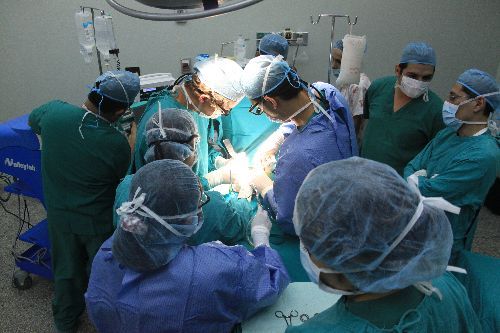 Doctores y Médicos revisando y operando en el Hospital Almenara de Lima