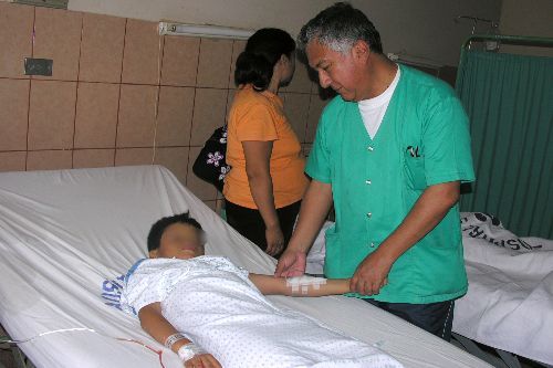Doctores y Médicos revisando y operando en el Hospital Almenara de Lima