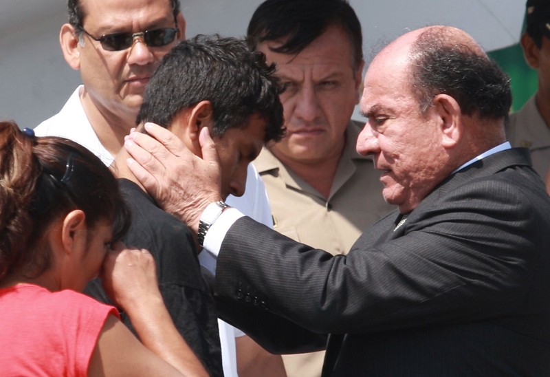 Ministro del Interior, Daniel Lozada, recibe a suboficial Luis Astuquillca en la Dirección de la Policía