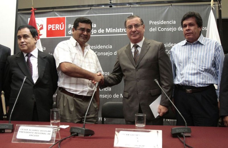 Premier Oscar Valdés, y el presidente de la región Ancash, César Alvarez,en conferencia sobre desarrollo del proyecto Chinecas